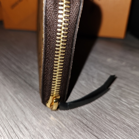 LOUIS VUITTON CLEMENCE ZIP AROUND WALLET - Picture 4 of 9